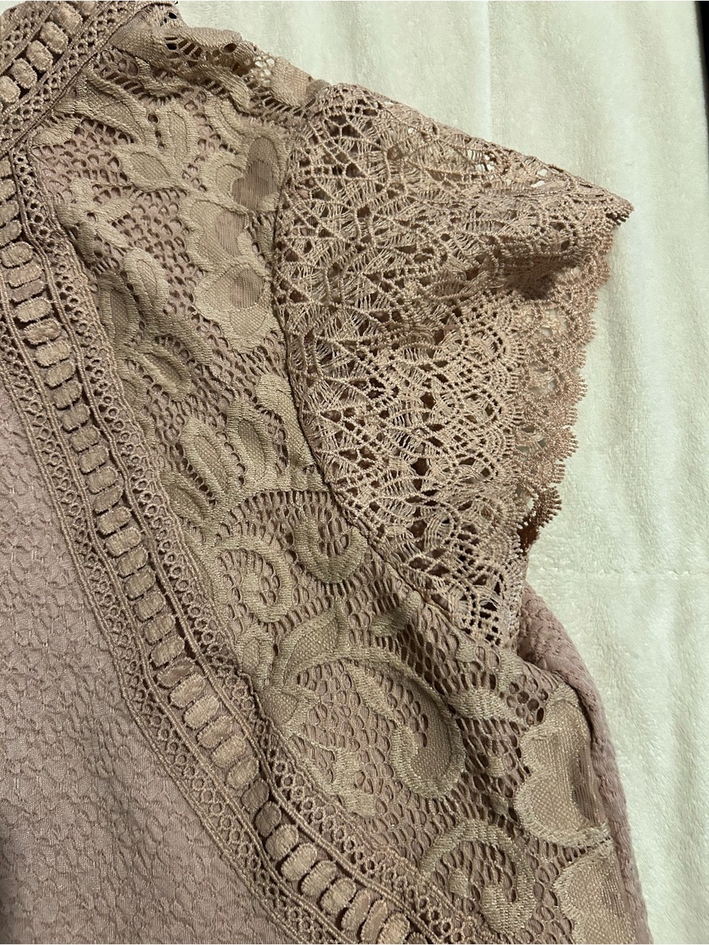 Woman's Pink Lace Top size large - Picture 2 of 5
